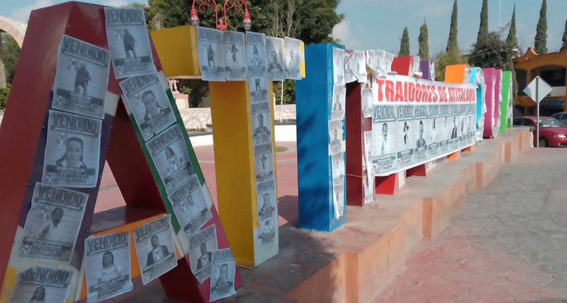 Manifestación al exterior de la presidencia municipal. (Francisco Villeda)