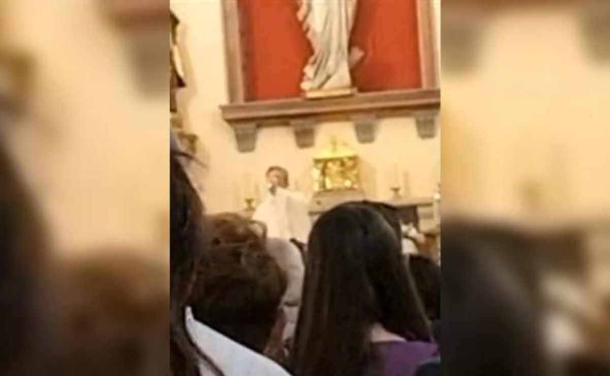 El párroco tomó el cádiz y lanzó una frase que causó la risa general de los asistentes. | Captura video