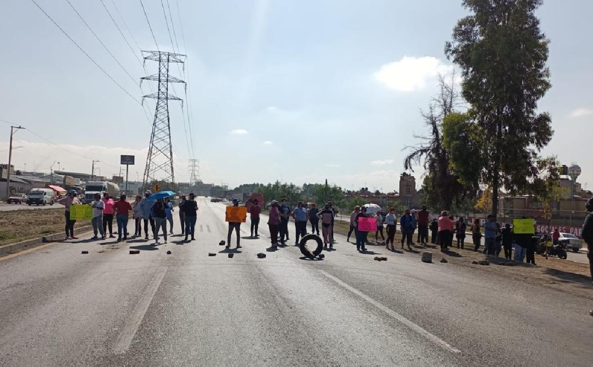 Vecinos colocaron piedras y llantas para cerrar la vialidad. | Especial.