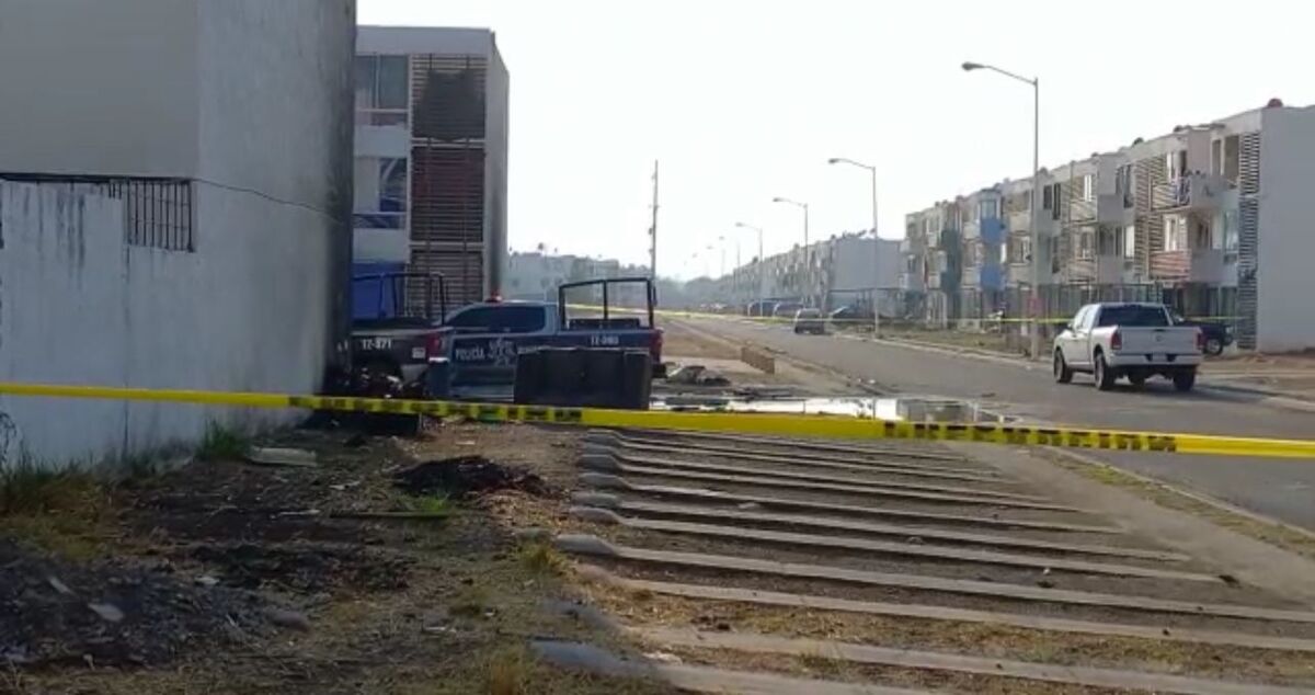 Autoridades acuden a sitio donde asesinaron a mujer en Tlajomulco (Pablo Núñez)