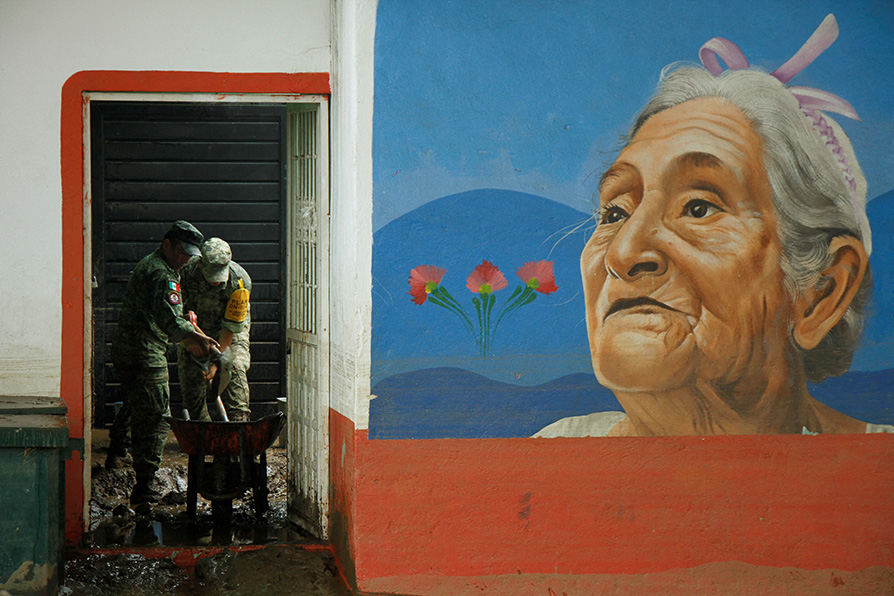 El Ejército mexicano ha ayudado a habitantes de  Oaxaca tras paso del huracán “Agatha”. |Reuters