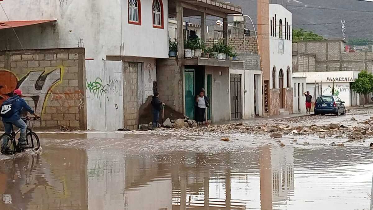 Fuertes corrientes de agua inundan calles y arrastran dos vehículos | Especial