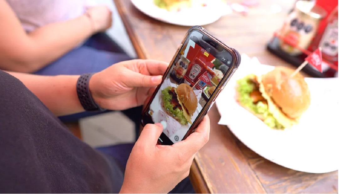 Los invitados se transportaron a un mundo de sabores, experiencias y texturas cuando degustaron un menú de tres hamburguesas. (Cortesía)