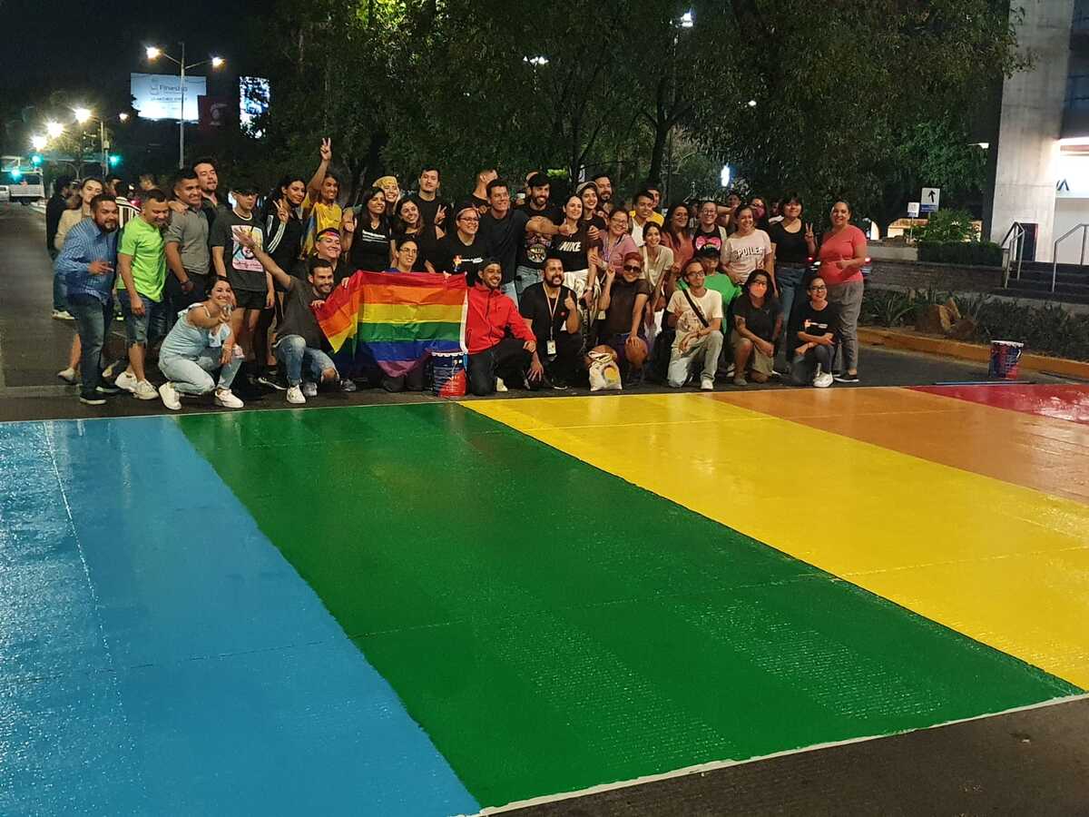 Paseo peatonal pintado en Zapopan por Mes del orgullo (Juan Carlos Munguía)