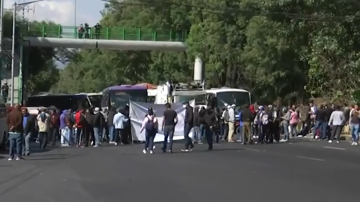 Transportistas colapsan circulación en alcaldía Tlalpan; exigen aumento de tarifas