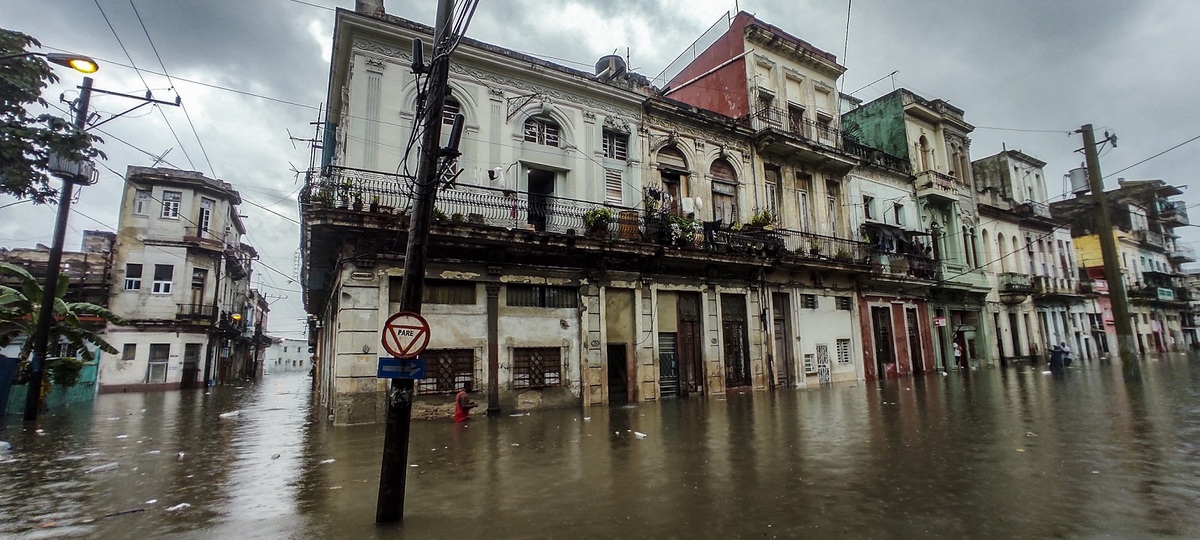Cuarenta derrumbes, un fallecido y 50 mil clientes sin servicio eléctrico en La Habana (Especial)
