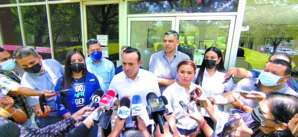 El documento menciona que el chapulineo transgrede la voluntad popular. Roberto Alanís