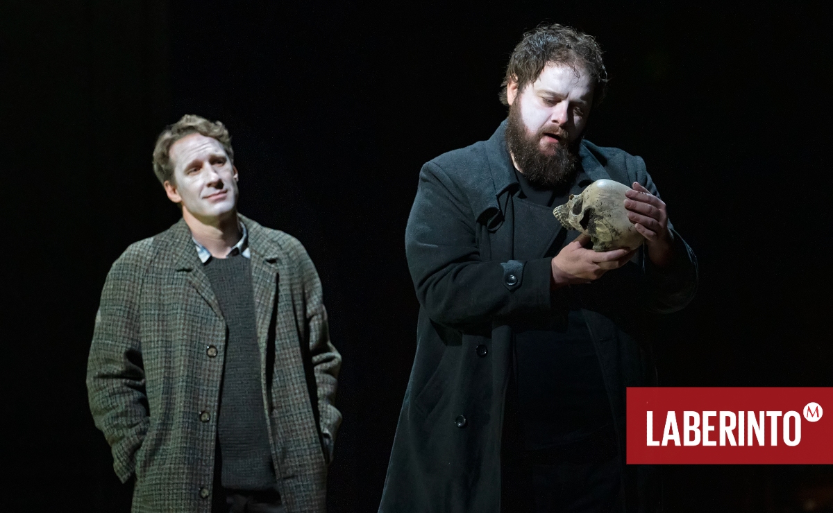 Jacques Imbrailo y Allan Clayton, interpretando a Horatio y Hamlet, respectivamente. (Foto: Karen Almond | Met Opera)