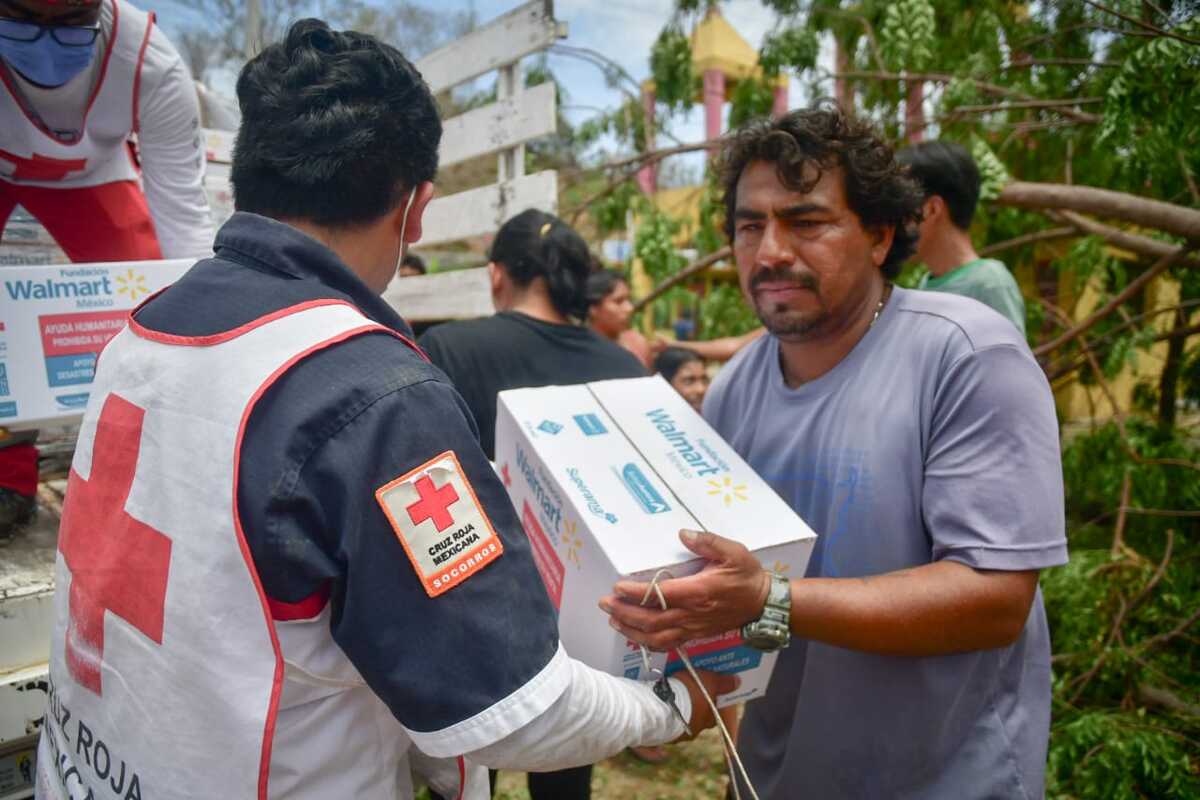 Los damnificados son ayudados. (Especial)