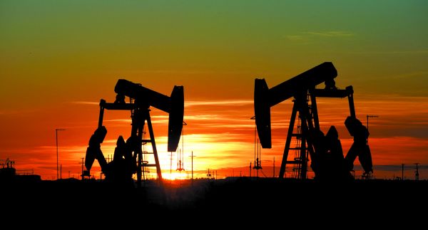 Máquinas de bombeo operan al atardecer en un campo petrolero texano. Nick Oxford/Reuters