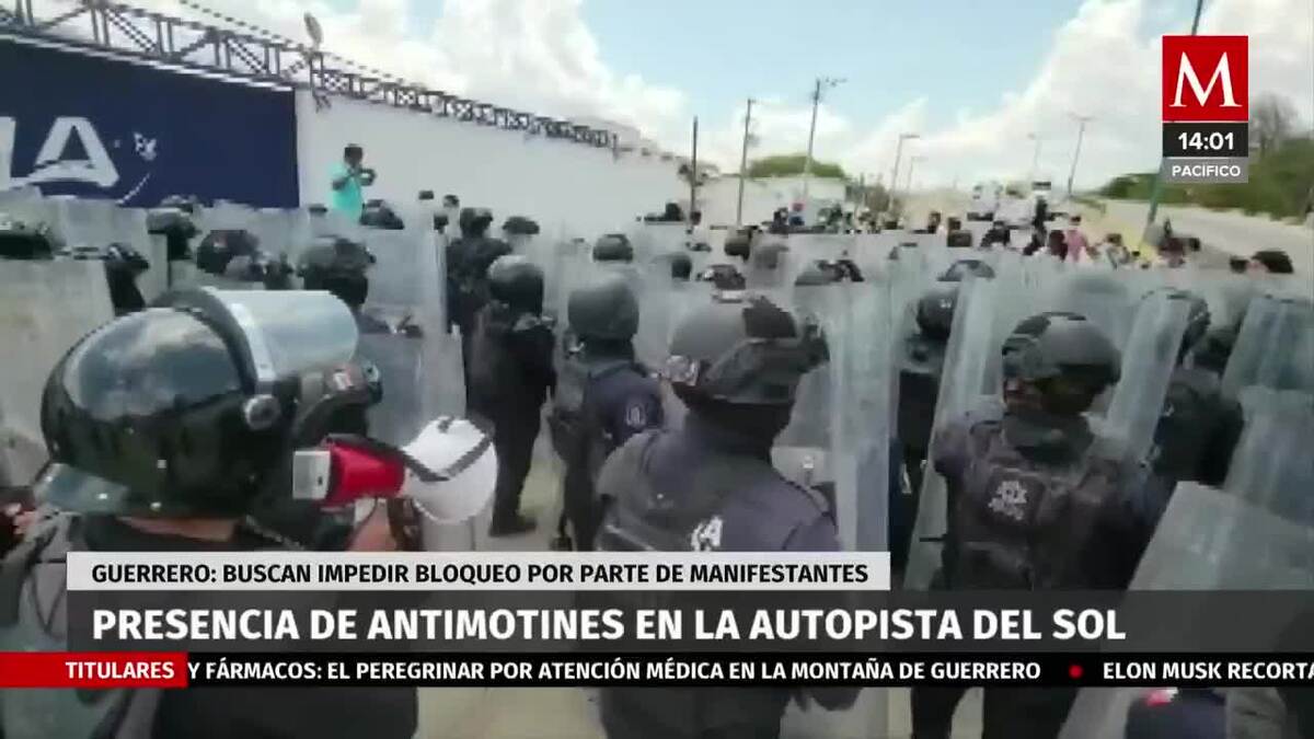 Policías antomotines replegan a manifestantes normalistas
