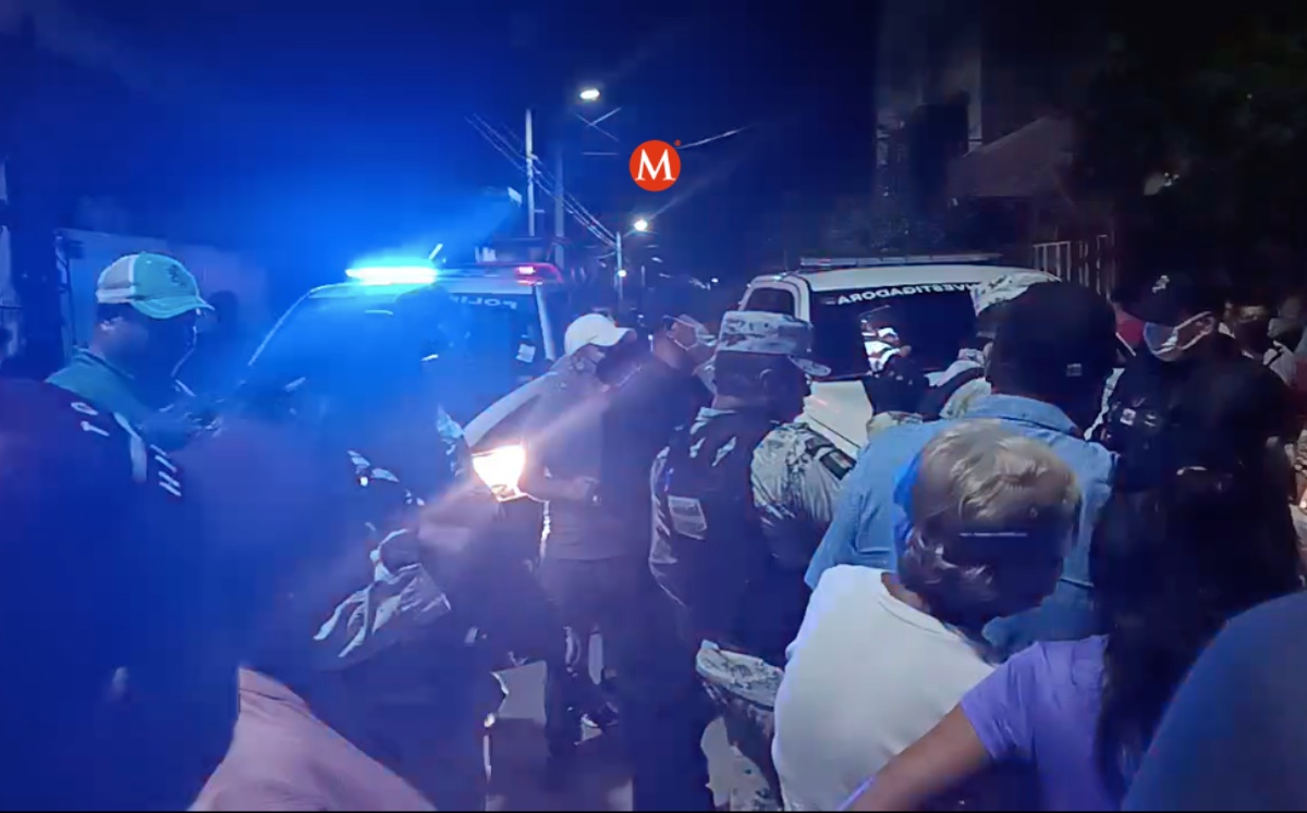 Policías de Tamaulipas son retenidos por vecinos. (Anahy Meza)