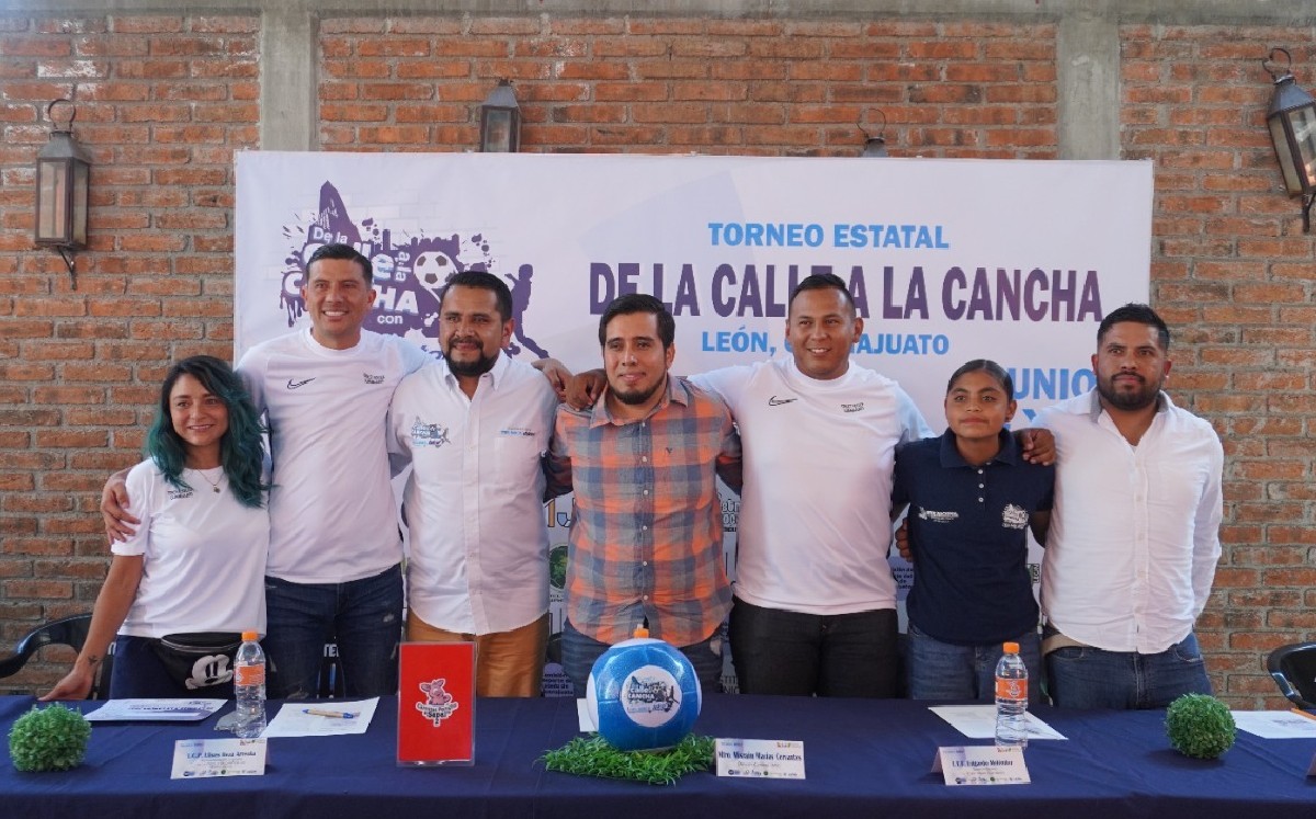 Presenta Telmex torneo de Fútbol "De la Calle a la Cancha" en Plaza Expiatorio de León / Especial