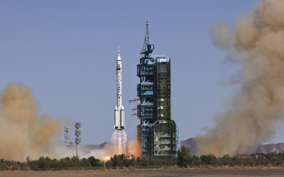 China lanza nave tripulada hacia su estación espacial