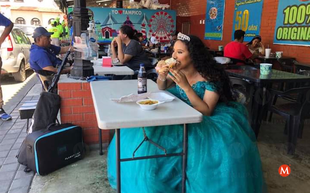 Joven de Tampico celebra su quinceañera, antes pasa una torta de la barda; se hace viral.