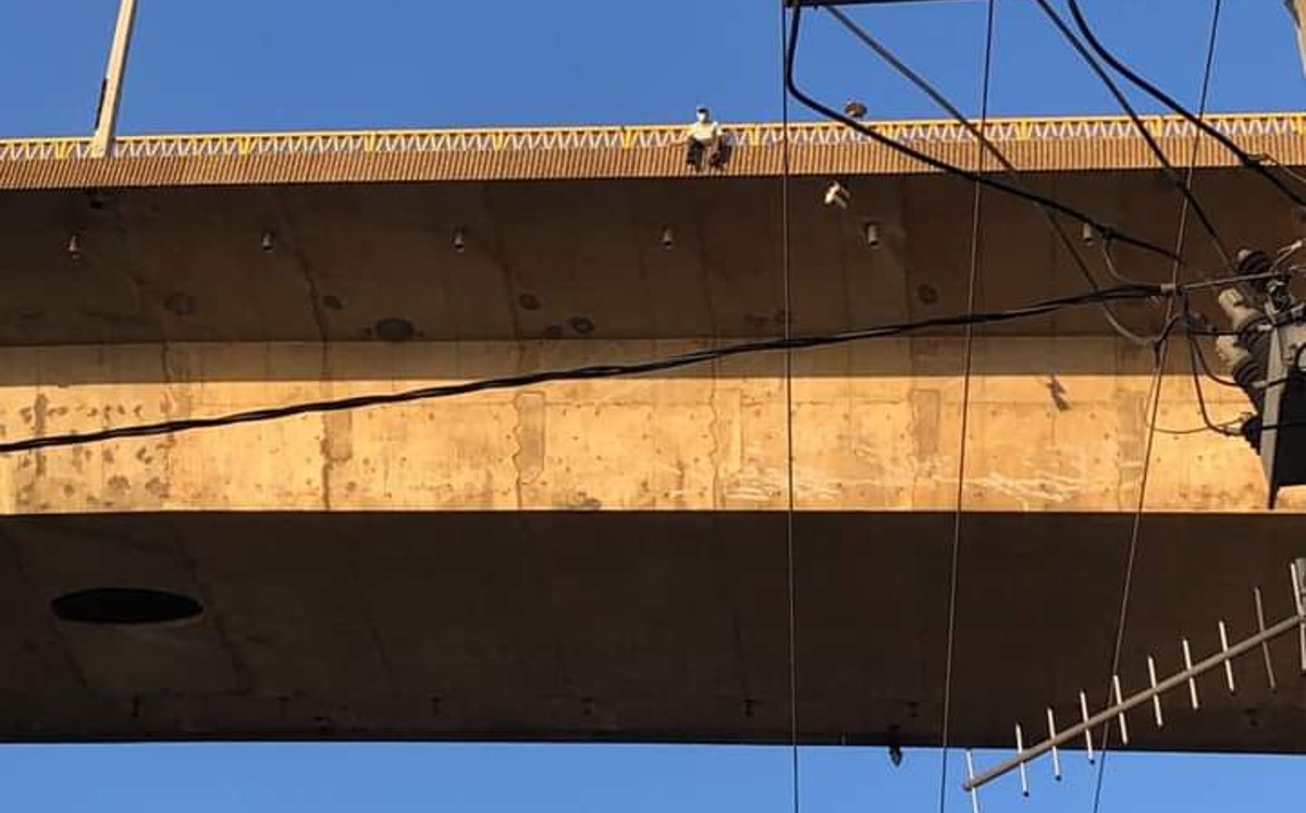 Joven voluntario evita que abuelito se aviente del puente Tampico