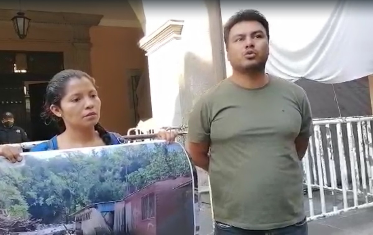 El presidente municipal se manifestó en el palacio de gobierno. (Óscar Rodríguez)