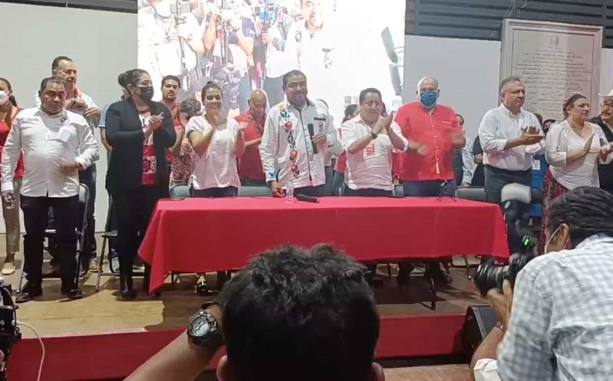 Alejandro Avilés, candidato de PRI-PRD, en conferencia de prensa tras darse a conocer resultados preliminares en la elección en Oaxaca. (Especial)