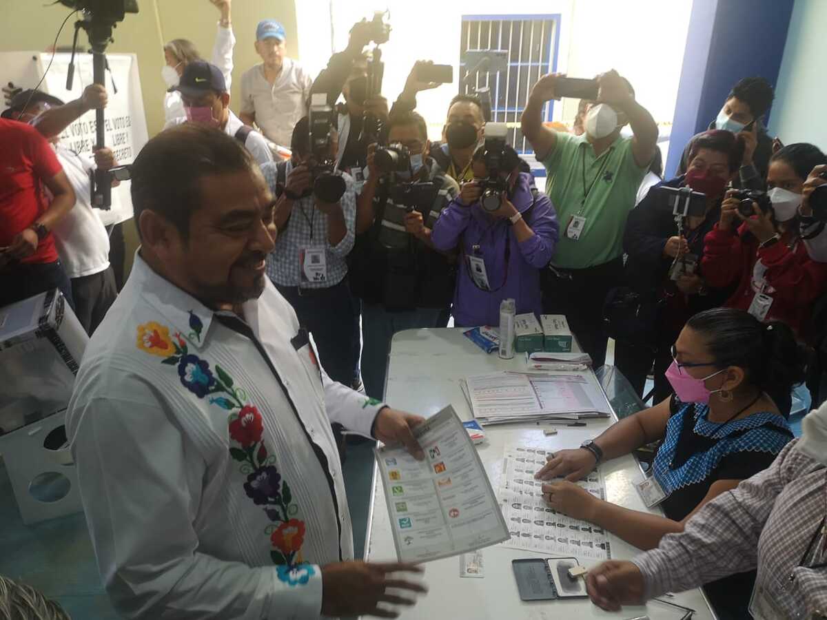 Alejandro Avilés emite su voto