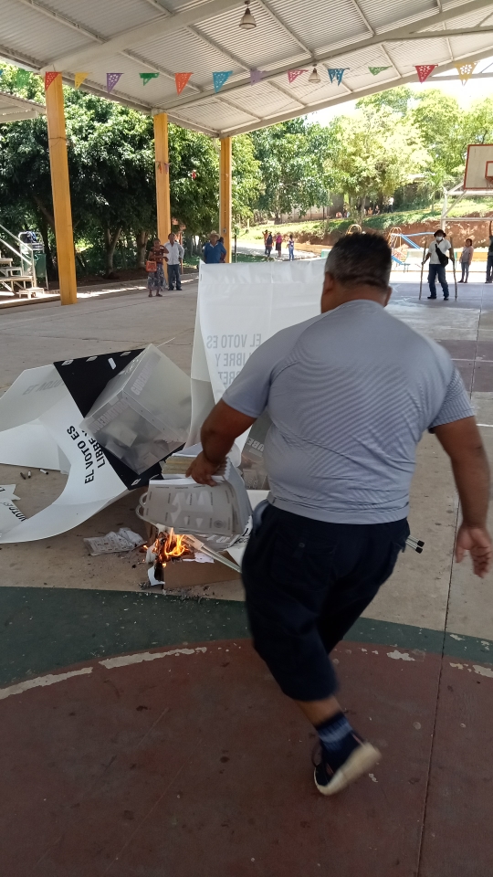 Algunas boletas fueron quemadas. (Óscar Rodríguez)