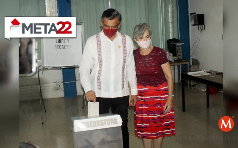 Américo Villarreal acude a votar en Ciudad Victoria. (Sergio Sánchez)