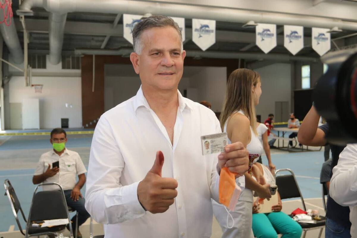 Candidato a gobernador acude a votar en Ciudad Victoria, Tamaulipas.