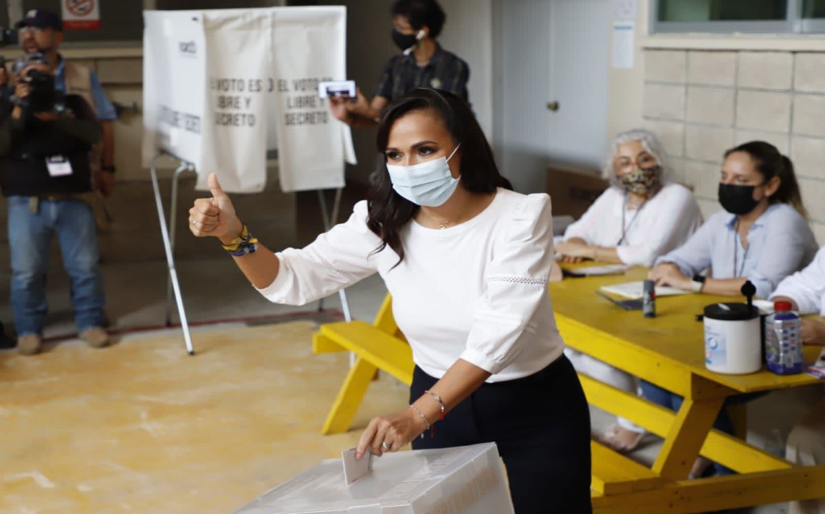 La candidata de la coalición “Va por Quintan Roo” (PAN-PRD), Laura Fernández emitió su voto