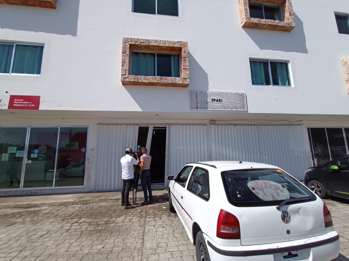 Choca agente de Tránsito contra módulo del INE (Especial)