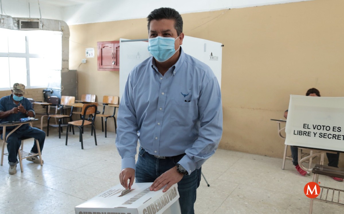 Francisco García Cabeza de Vaca emite voto en Reynosa. (Cortesía)