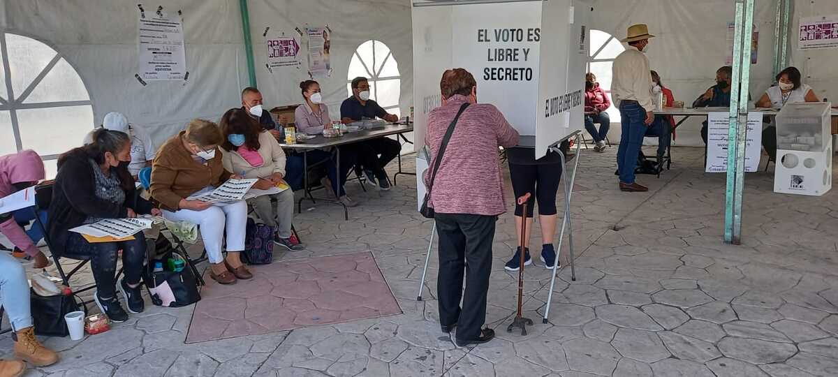 Funcionarios de casilla estiman que la afluencia de votantes aumente conforme avance el día (Alejandro Evaristo)