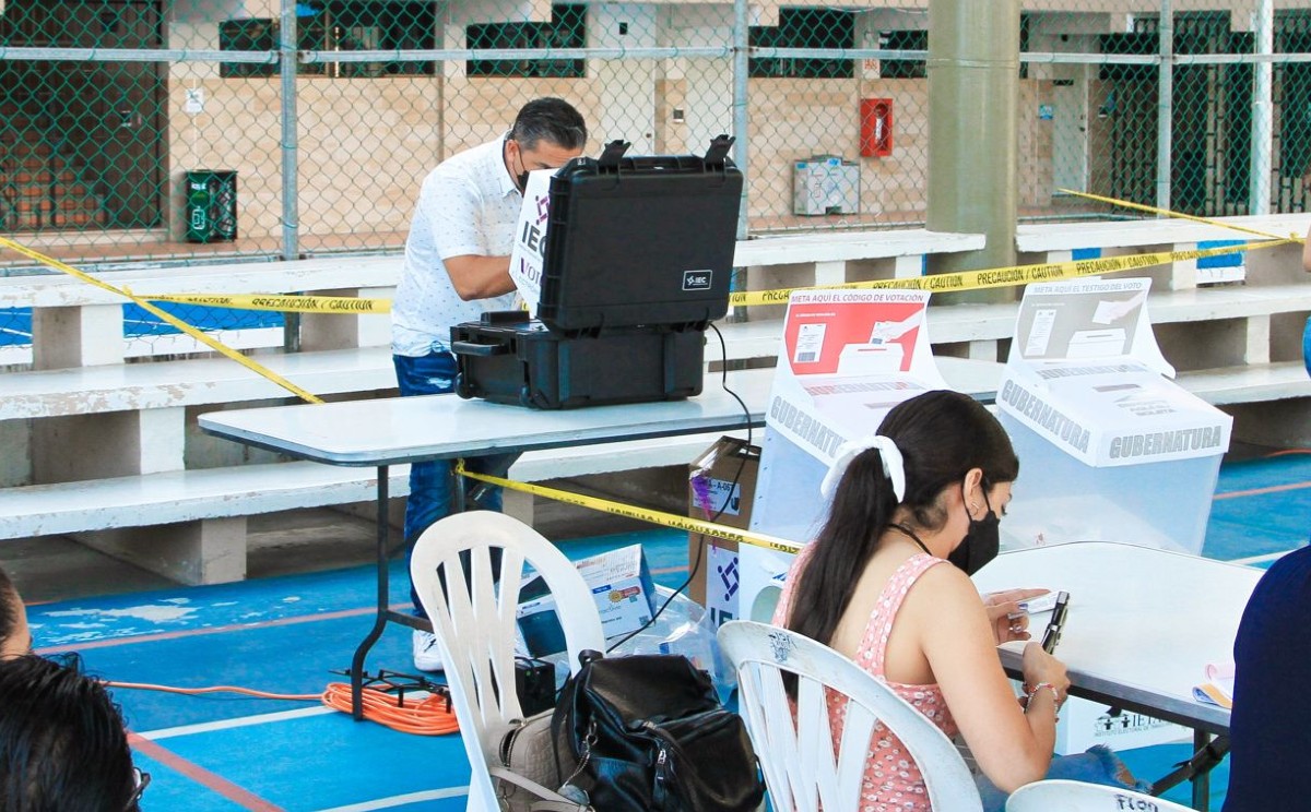 El INE instaló urnas electrónicas en casillas de Tampico para elegir gobernador de Tamaulipas. | Foto: José Chang