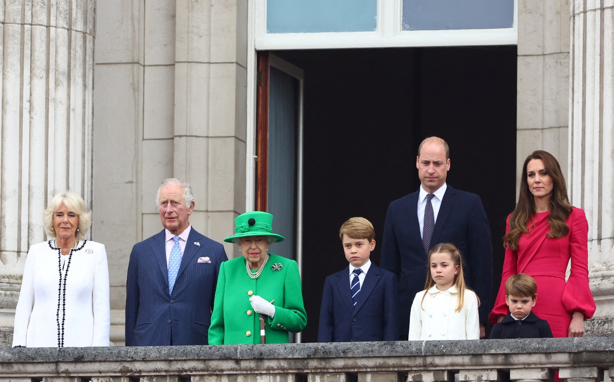 Isabel II en el balcón del Palacio de Buckingham (AFP).