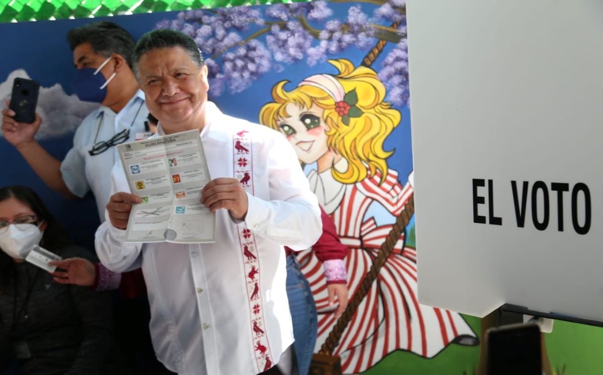 Julio Menchaca Salazar emite su voto en el colegio Hidalgo en la colonia San Javier. | Jorge Avilés