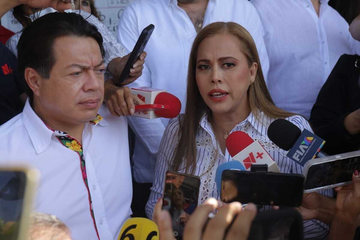 Marina Vitela acude a votar en Gómez Palacio