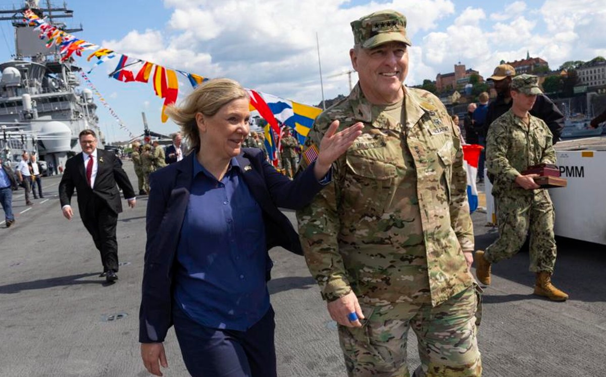 Mark Milley, jefe del Estado Mayor Conjunto, y la primera ministra sueca Magdalena Andersson. (AP)