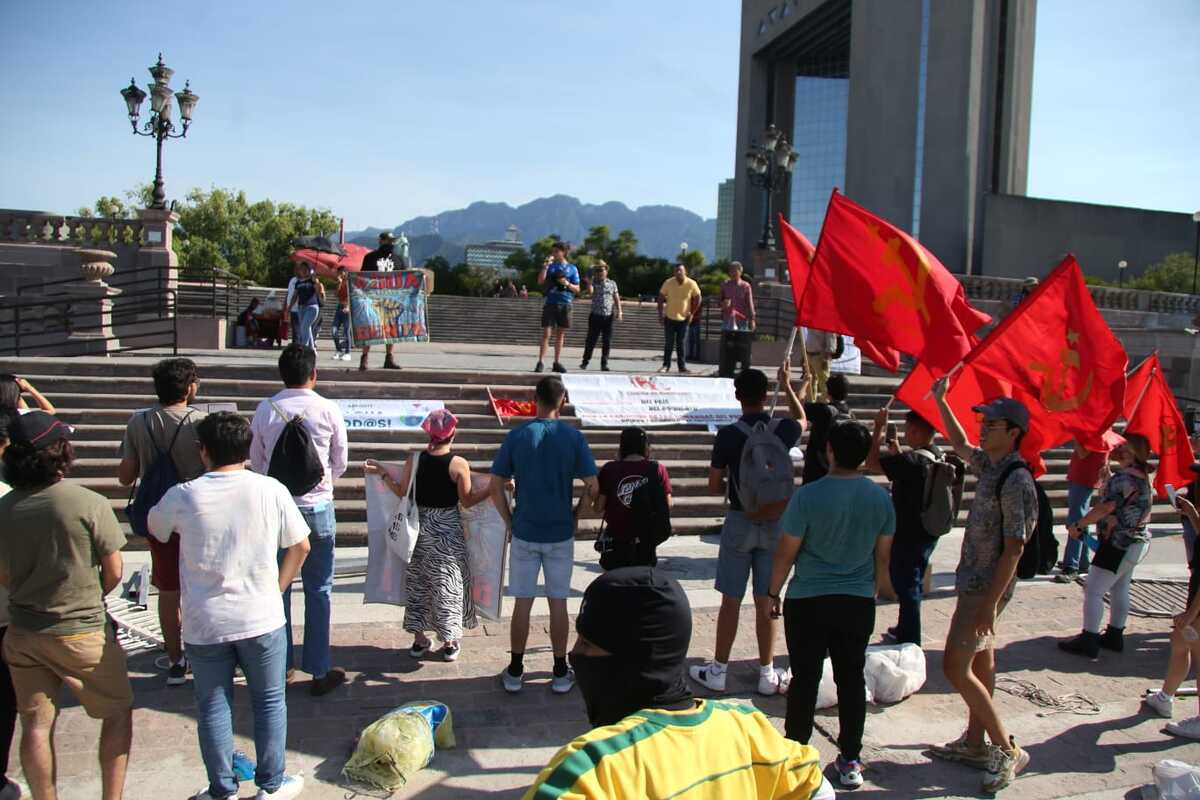 En protesta, jóvenes demandan a AyD que restablezca el servicio las 24 horas. Foto: Jorge López