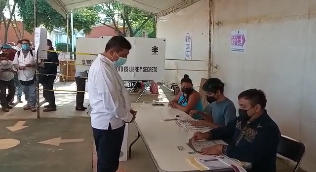 Salomon Jara emite su voto
