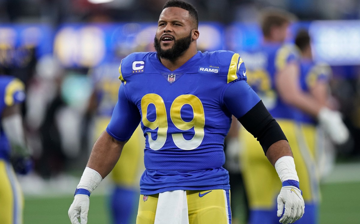 Aaron Donald reestructura contrato multimillonario con Rams (AP)