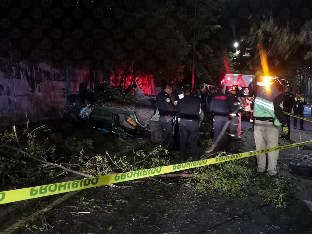 El accidente provocó afectaciones en los carriles laterales de la México-Toluca. (Jorge Becerril)