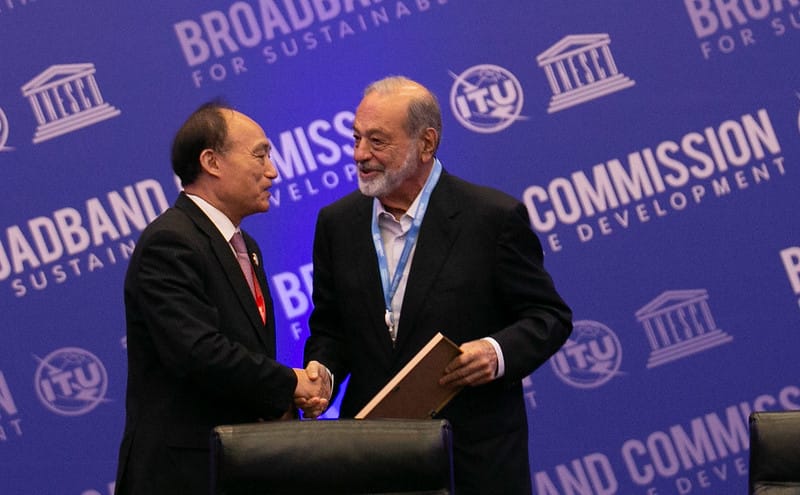 Carlos Slim Helú recibió el premio por parte del Secretario General de la UIT, Houlin Zhao.