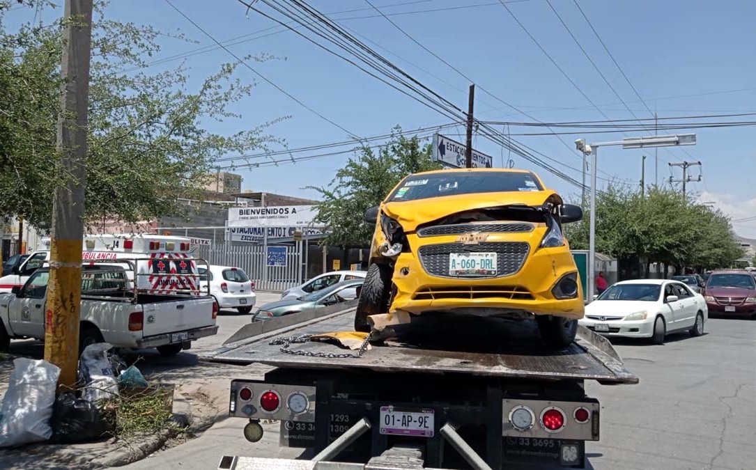 Torreón. En el Centro, taxista se pasa el alto y provoca accidente ...