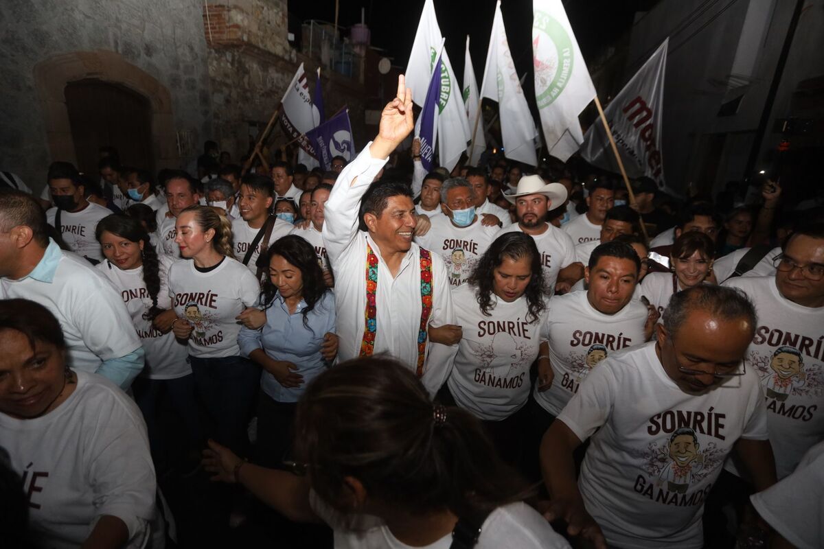 Salomón Jara, candidato con ventaja en la elección de gobernador en Oaxaca, camina a templete para celebración. (Cuartoscuro)