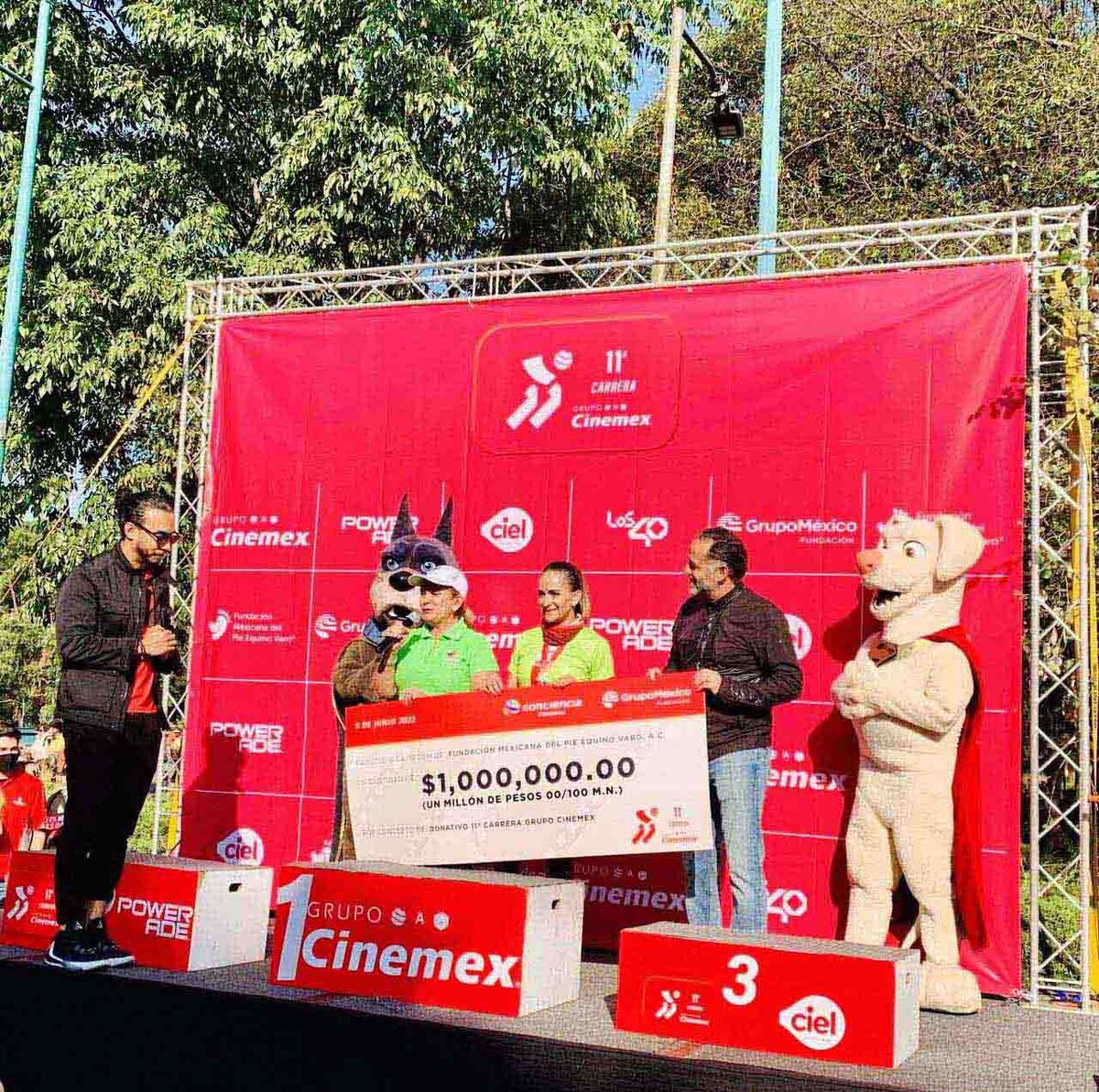 La 11ava. carrera Cinemex se sumó a la causa de la Fundación y entregó un donativo por 1 millón de pesos. Especial