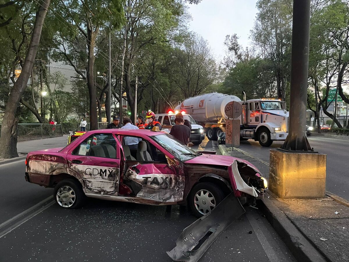 Conductor de taxi de la CdMx termina impactado en base de poste de concreto en Azcapotzalco