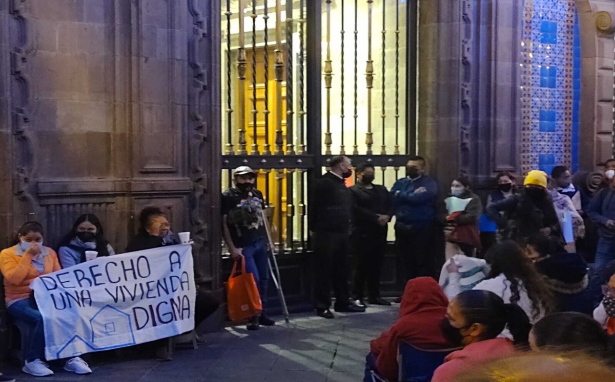 Manifestantes reunidos en la entrada del Antiguo Palacio del Ayuntamiento. | César Velázquez