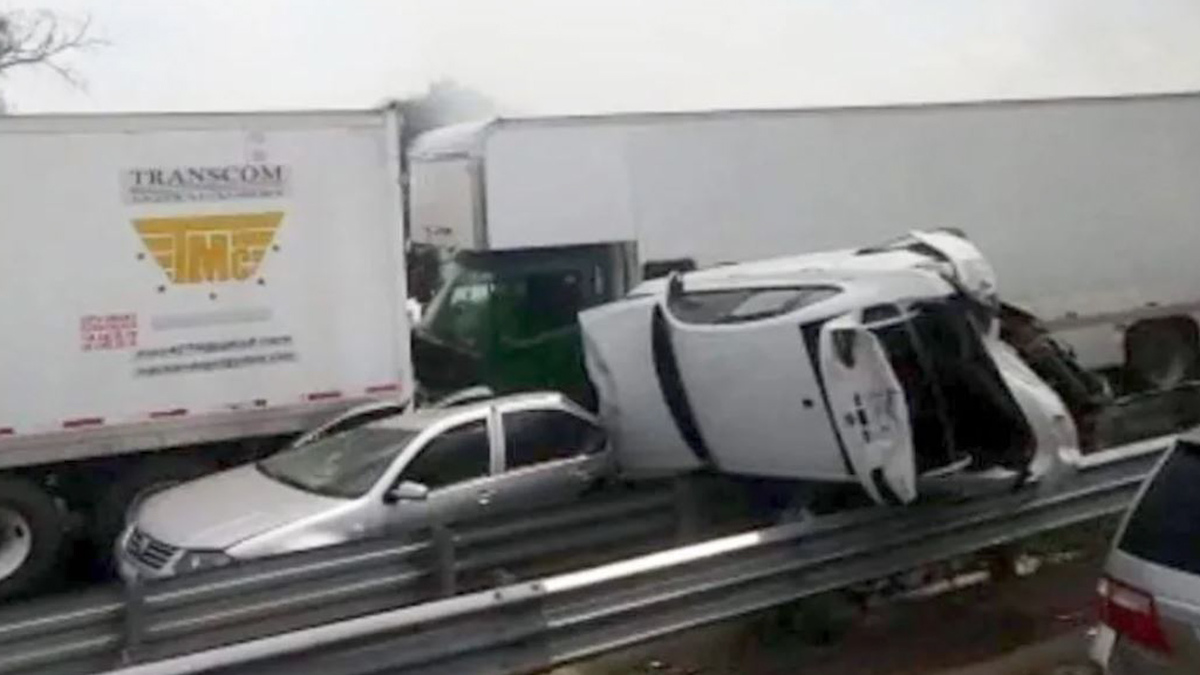Mega carambola en la autopista Puebla-Orizaba deja 2 muertos y decenas de heridos