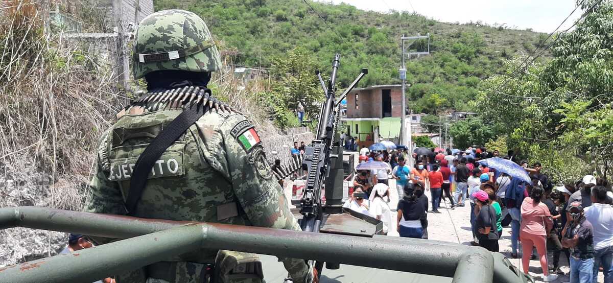 Militares retenidos por pobladores en Petaquillas | Rogelio Agustín