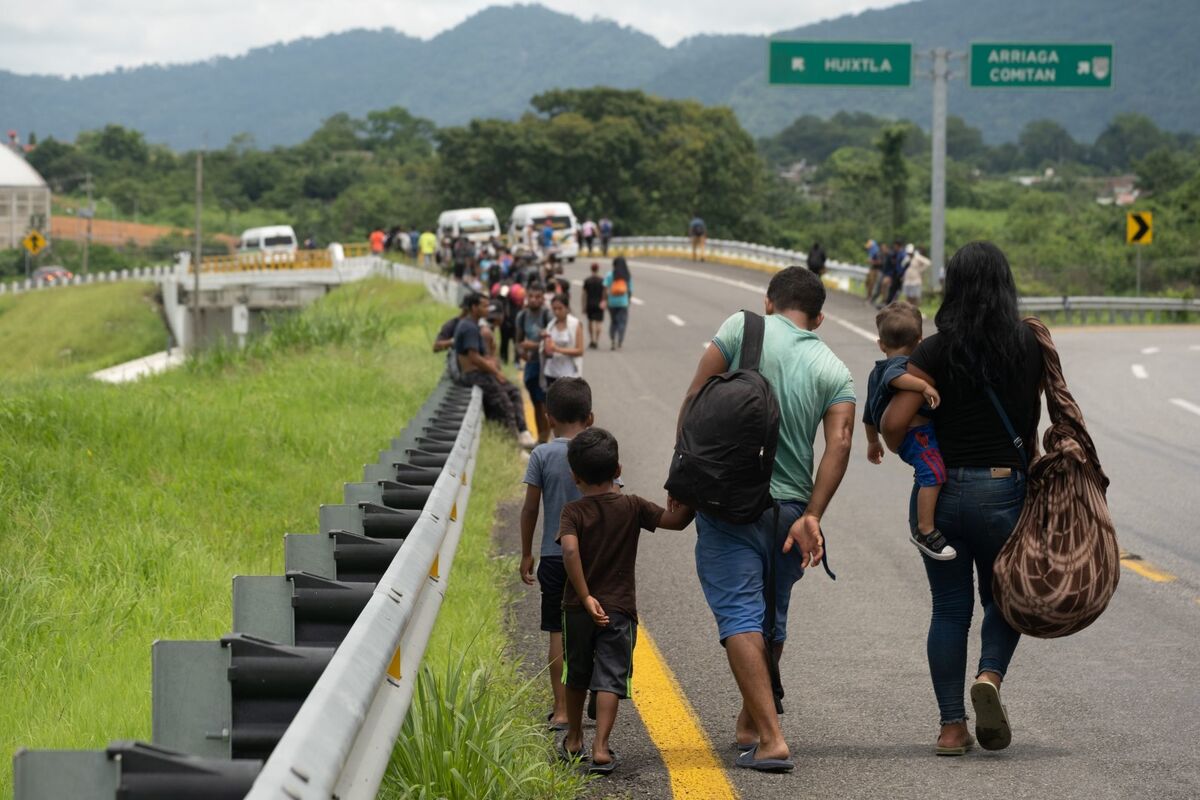Niños y padres migrantes que caminan con caravana que partió de Chiapas. (Cuartoscuro)
