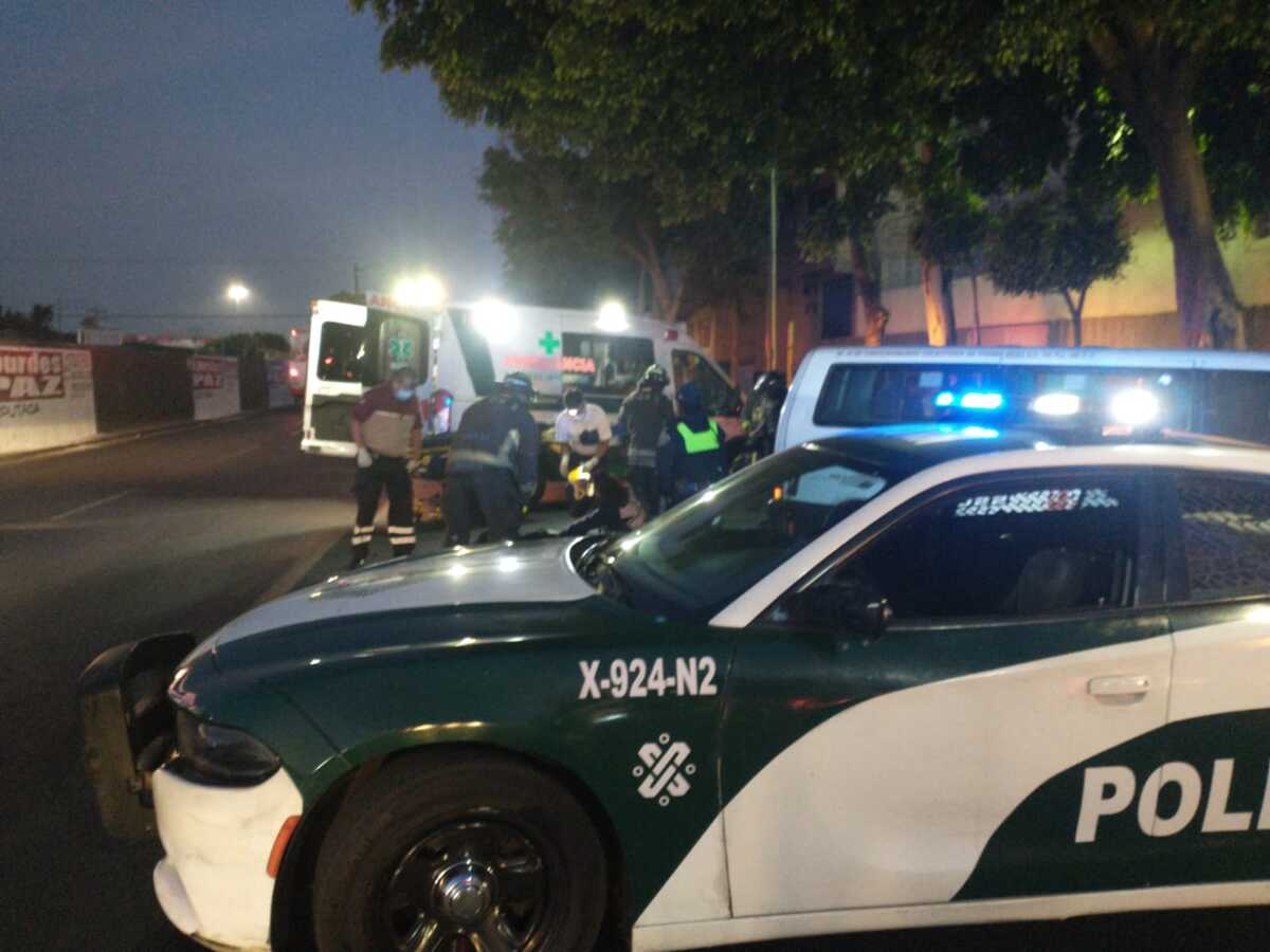 Policía que viajaba en motocicleta es embestido por un camión de transporte en CdMx | Carlos Tejeda
