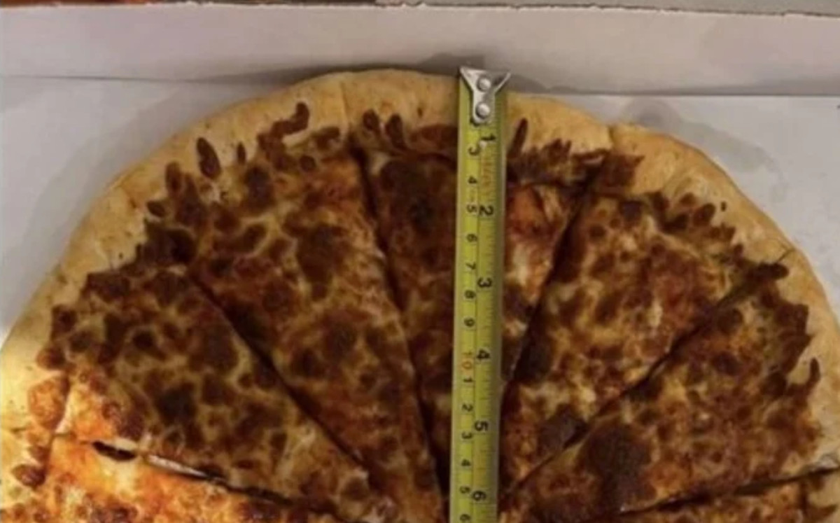 Reclaman a restaurante por mandar pizza pequeña; la miden | ESPECIAL